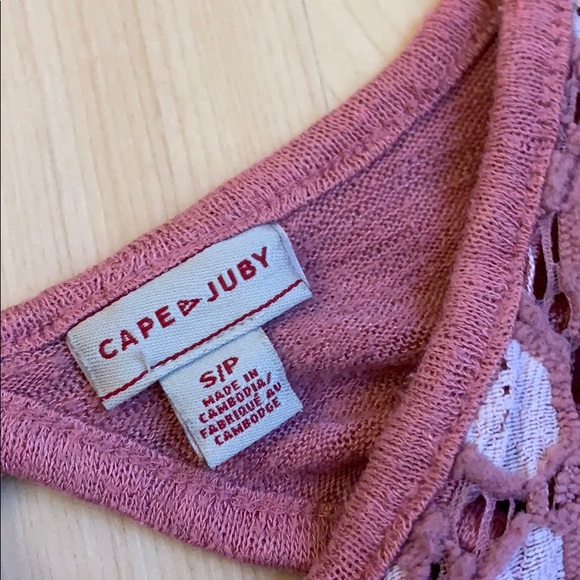 Cute burgundy tee! - Picture 2 of 2